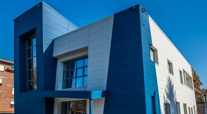 Rivestimento a doghe Alu-skin Alubel per un edificio a due piani