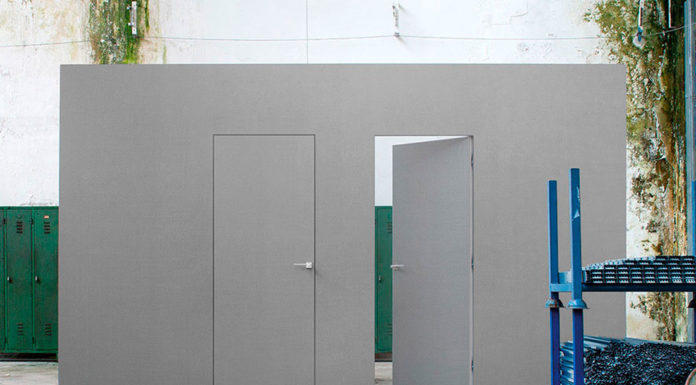 Montaggio di un telaio e di una porta filo muro porta filo muro