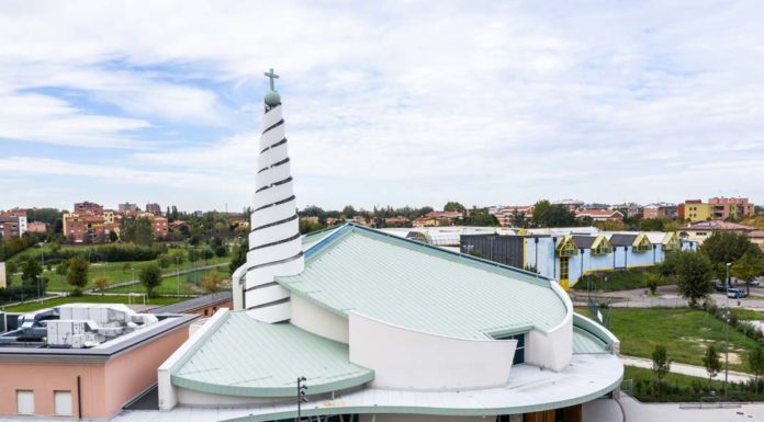 La leggerezza dei rivestimenti PREFA avvolge la nuova chiesa parrocchiale Regina Pacis di Modena