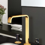 Frattini-VITA-Batteria-lavabo-3-fori-bocca-alta-finitura-oro-Maniglia-nero-portoro53068NP02