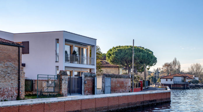 Vario Haus: bioedilizia in legno e ad alta efficienza energetica per una villa sulla laguna di Venezia