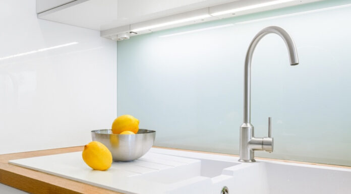 Paraschizzi cucina moderno: materiali, finiture e criteri di scelta paraschizzi cucina moderno