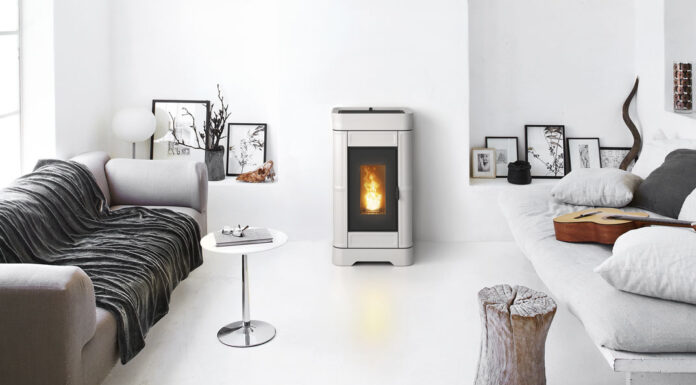 Sergio Leoni: Regina, la stufa a pellet con rivestimento in ceramica artigianale dal design contemporaneo