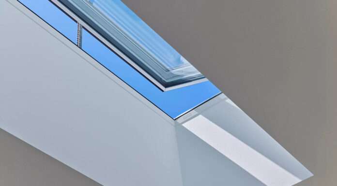 VELUX presenta la finestra maxi slim per tetti piani