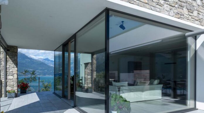 Una villa sul lago di Como che esalta luce e trasparenze
