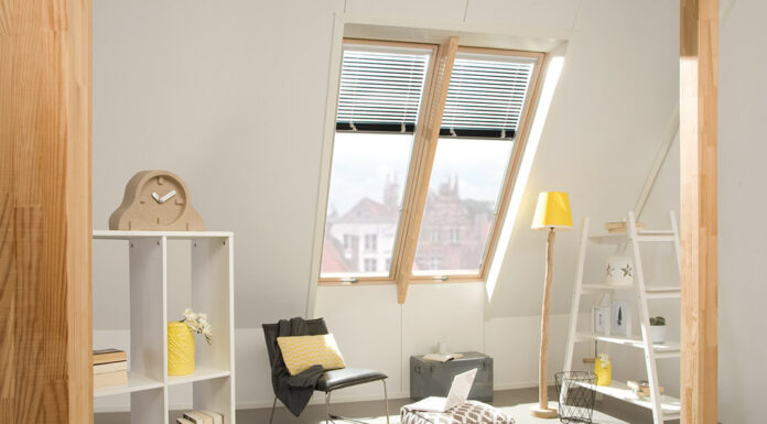 Finestra con asse di rotazione decentrato FYP-V proSky FAKRO Finestra con asse di rotazione decentrato