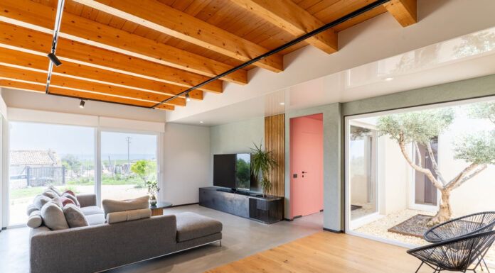 Infissi WnD per una casa luminosa in Sicilia: patio centrale, continuità visiva e comfort