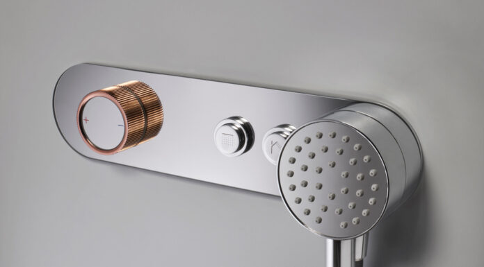 PUNTOEVIRGOLA è il sistema doccia di Damast: la doccetta diventa soffione e il progetto diventa sistema