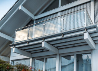 Parapetto in vetro: soluzioni moderne per sicurezza ed estetica in casa parapetto vetro