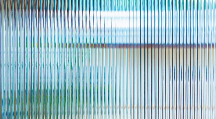 Vetro ondulato: un materiale versatile per illuminare e dividere gli spazi vetro ondulato