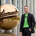 Nobili—Giorgio-Nobili-e-la-sfera-di-Arnaldo-Pomodoro-davanti-all_ingresso-dell_azienda-a-Suno-(NO)-Ph-A-Lercara