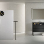 Progettare il bagno come ambiente unitario: superfici coordinate e materiali tattili con Fiora Fiora