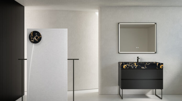 Progettare il bagno come ambiente unitario: superfici coordinate e materiali tattili con Fiora Fiora
