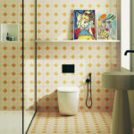 Progettare un bagno piccolo attraverso spazio, geometrie e colore con Damast