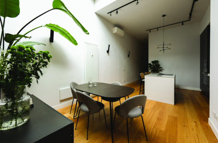 Loft con soppalco: un ex ufficio diventa un’abitazione luminosa loft con soppalco