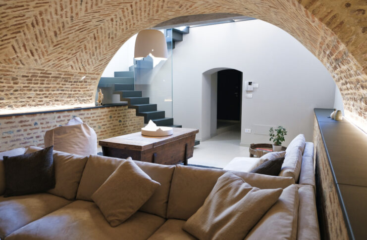 Ristrutturazione di una cascina tra mattoni a vista, vetro e acciaio ristrutturazione cascina
