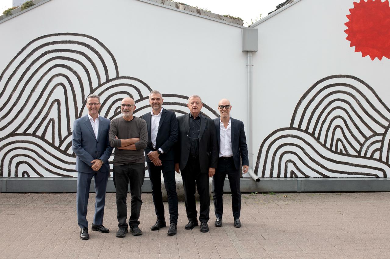 Foto di gruppo davanti alla parete decorata di VELUXlab in occasione del quindicesimo anniversario