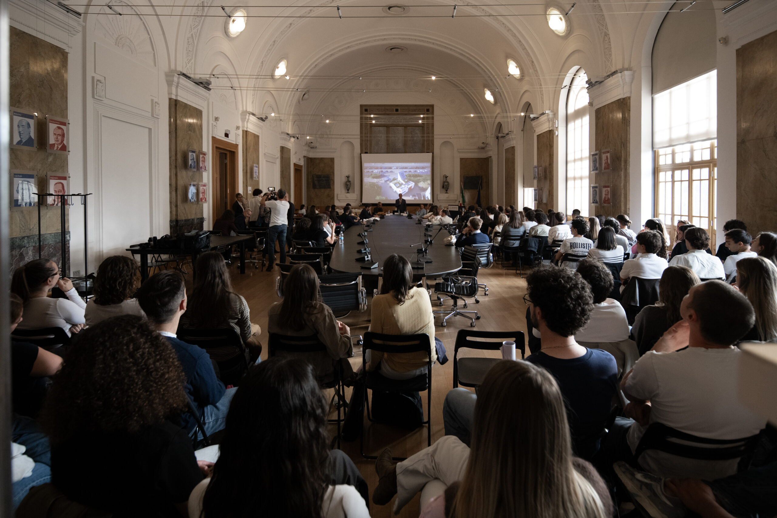 Pubblico nell’Aula Magna del Politecnico di Milano per la lectio magistralis di Mario Cucinella