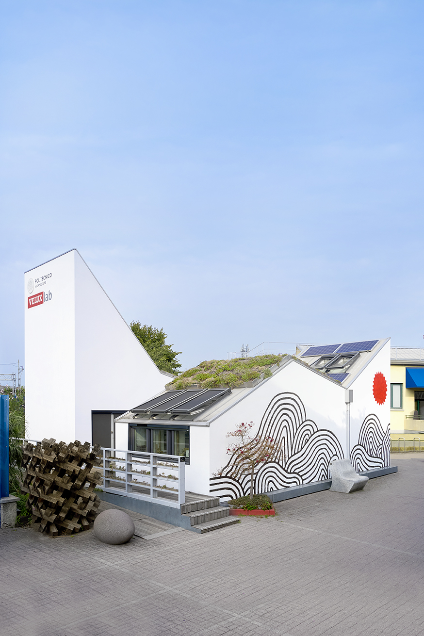 Vista laterale di VELUXlab con vetrata, copertura inclinata e disegno sulla parete esterna