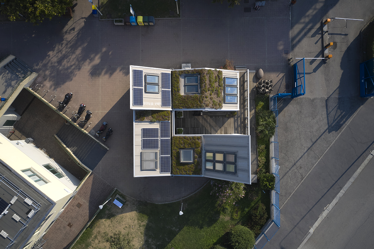 Vista dall’alto delle coperture di VELUXlab con superfici vetrate, pannelli solari e porzioni a verde